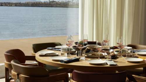 &quot;Bungalow 7&quot;: Δοκιμάσαμε τις κοσμοπολίτικες γεύσεις του Ντίνου Φωτεινάκη στο νέο αστέρι της παραλιακής