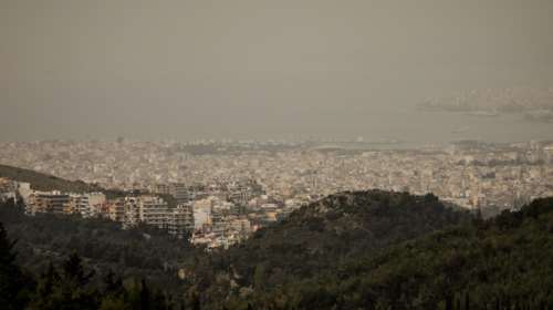 Καιρός: Ανοδος της θερμοκρασίας σήμερα, αλλά με... βροχές και σκόνη