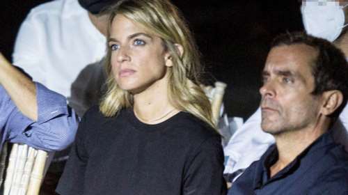 Χρυσή Βαρδινογιάννη: Με φαρδύ μαύρο φόρεμα στο πλευρό του Κωνσταντίνου Μαρκουλάκη στις Σπέτσες