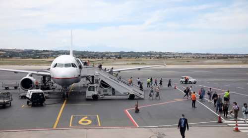 Οι Βρετανοί (τουρίστες) ξανάρχονται: Οι πρώτες πτήσεις από Αγγλία στη Ζάκυνθο - Τι γίνεται στον Προμαχώνα