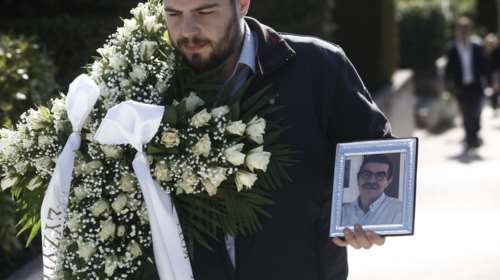 Αντώνης Σκυλλάκος: Συγκινητικές στιγμές στο τελευταίο αντίο στην κηδεία του δημοσιογράφου
