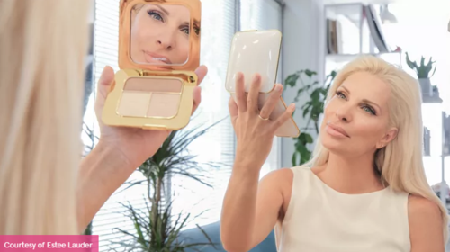 Ελένη Μενεγάκη: Η παρουσιάστρια φωτογραφίζεται για καλό σκοπό [εικόνες]