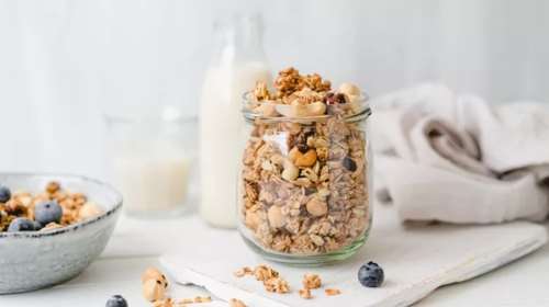 Σαν τσουρέκι! Φτιάξε σε χρόνο dt σπιτική granola με κάρδαμο + μαχλέπι