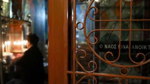 Απαράδεκτες σκηνές στην Πάτρα: Ιερέας παραβίασε την καραντίνα - Oι πιστοί τα έβαλαν με δημοσιογράφο [Βίντεο]