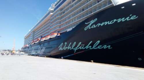 Άνοιξε η κρουαζιέρα στα Χανιά: Το θηριώδες &quot;Mein Schiff 5&quot; έδεσε στη Σούδα