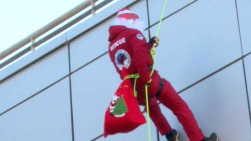 Βόλος: Στην Παιδιατρική του νοσοκομείου ο Άγιος Βασίλης κατέβηκε με σχοινιά καταρρίχησης [βίντεο]