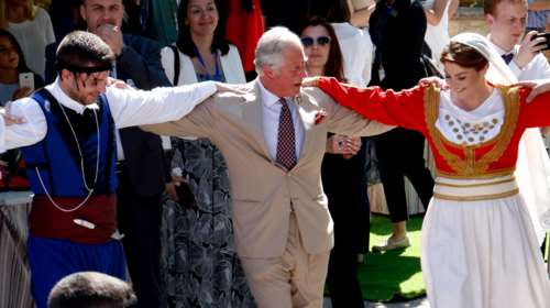 Βασιλιάς Κάρολος: Οταν έτρωγε καλλιτσούνια και χόρευε τον σιγανό στην Κρήτη [βίντεο]