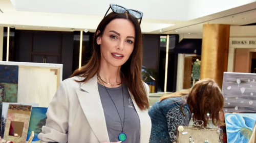 Μπέττυ Μαγγίρα: Ποζάρει μόνο με το μαγιό της επιδεικνύοντας το γυμνασμένο της κορμί