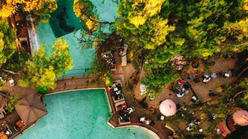 Εκεί όπου έχει πάντοτε δροσιά: Ξεκαλοκαιριάζουμε στον μάλλον πιο δημοφιλή αθηναϊκό κήπο