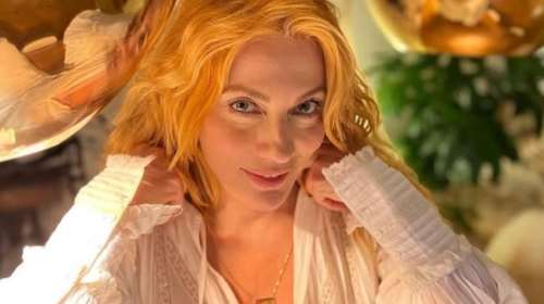 Το σαλόνι της Σμαράγδας Καρύδη έχει βγει από περιοδικό αρχιτεκτονικής - Καλαίσθητο με 70s πινελιές