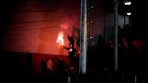 Καταδρομική επίθεση σε σύνδεσμο του Ολυμπιακού στον Πειραιά με έναν τραυματία