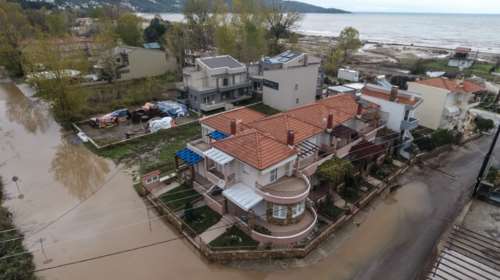 Πλημμύρες στη Θάσο από την κακοκαιρία: Απεγκλωβίστηκαν τέσσερα άτομα, ποτάμια οι δρόμοι [βίντεο]