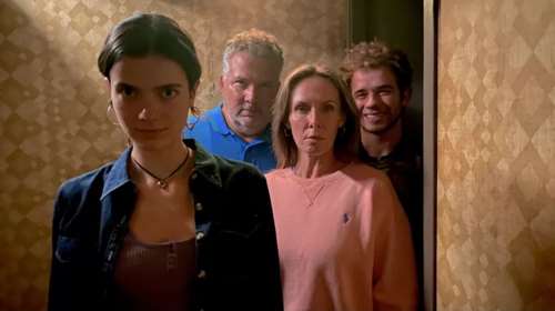 Η Εβελίνα Παπούλια δεν είναι πια η Κουντουράτου, αλλά πρωταγωνιστεί σε ένα αγωνιώδες θρίλερ