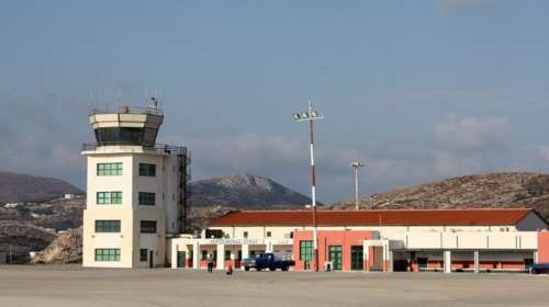 Απίστευτο αλλά ελληνικό: Μέσα στο καλοκαίρι έκλεισε το αεροδρόμιο της Σύρου γιατί ο μοναδικός υπάλληλος έπαθε υπερκόπωση
