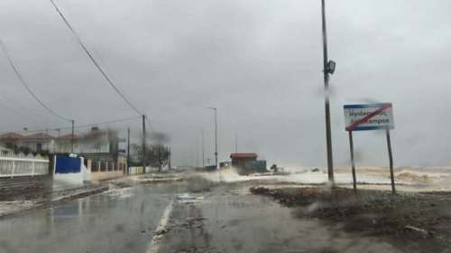 Κακοκαιρία στα παράλια της Λάρισας: Υπερχείλισε ρέμα στον Αγιόκαμπο - Εικόνες και βίντεο από την καταστροφή