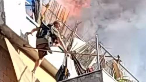 Φωτιά σε πολυκατοικία στον Κολωνό: Η στιγμή που ένοικος πηδά από το μπαλκόνι για να σωθεί [Βίντεο]