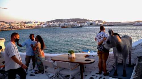 Κορονοϊός:  Tέλος οι πτήσεις της Ryanair από Πάφο για Μύκονο - 19 κρούσματα στην Κύπρο από το νησί των ανέμων