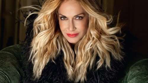 Η Άννα Βίσση τραγουδά σε μίνι μάρκετ στην Σκύρο και γίνεται viral