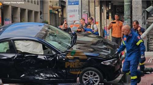Σοβαρό τροχαίο στην Ακαδημίας: Αυτοκίνητο έπεσε σε κολώνα, τουλάχιστον δύο τραυματίες στο νοσοκομείο