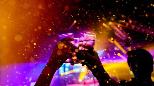 Αλλάζει η νομοθεσία για το αλκοόλ στους ανηλίκους- Χορήγηση μόνο με ταυτότητα, αυστηρές οι ποινές για τους πωλητές