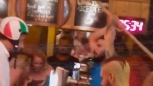 Μετά την Ίο επικίνδυνη πρόκληση και στη Σαντορίνη: Σφηνάκι και &quot;ξύλο&quot; στα μπαρ - Επιδημία η &quot;μόδα&quot; του χαστουκιού [Βίντεο]