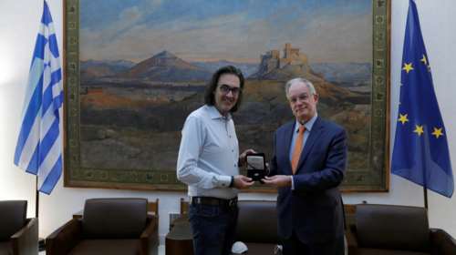 Το χρυσό μετάλλιο της Βουλής των Ελλήνων στον Λεωνίδα Καβάκο