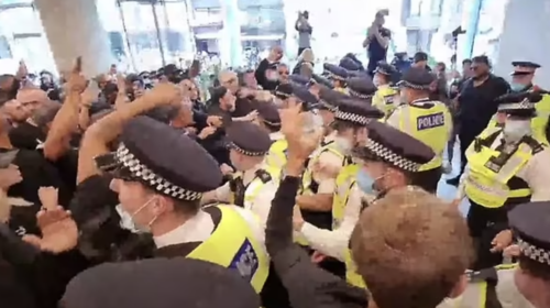 Χαμός στο Λονδίνο: Αντιεμβολιαστές &quot;μπούκαραν&quot; στο στούντιο του Channel 4 [Βίντεο]