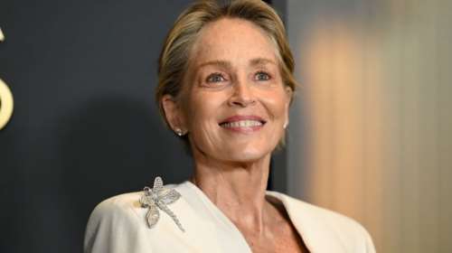 Η Σάρον Στόουν σε fashion show στα λατομεία στο Διόνυσο - Με δερμάτινη καμπαρντίνα σε μία super chic εμφάνιση