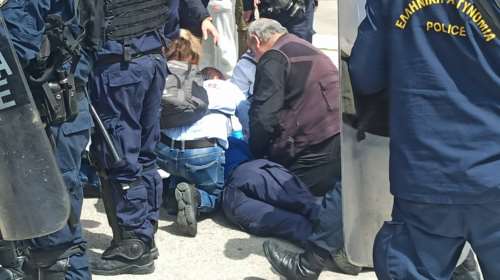 Πορεία ΓΣΕΕ-ΑΔΕΔΥ: Αστυνομικός κατέρρευσε στο μνημείο του Αγνώστου Στρατιώτη από την πολύωρη ορθοστασία