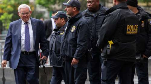 Μπομπ Μενέντεζ: Ένοχος για όλες τις κατηγορίες για διαφθορά ο γερουσιαστής – Κατηγορείται για δωροδοκία με μετρητά και ράβδους χρυσού