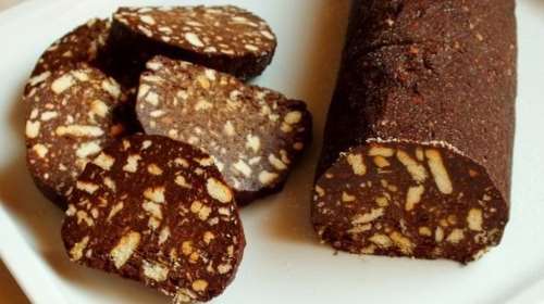 Ακης Πετρετζίκης: Συνταγή για τοπ κορμό σοκολάτας με καραμελωμένα φουντούκια - Πανεύκολος, απίθανος