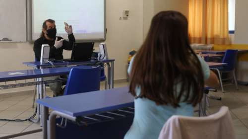 Οι δάσκαλοι και οι καθηγητές φοβούνται τον κορονοϊό στο σχολείο αλλά πηγαίνουν όλοι μαζί στο συλλαλλητήριο