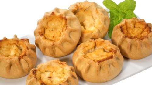 Πώς θα φτιάξεις εύκολα τα παραδοσιακά κρητικά καλιτσούνια με μυζήθρα