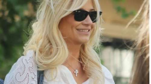 Φαίη Σκορδά: Με total white look σε "αυτοσχέδια" πριβέ ταβέρνα