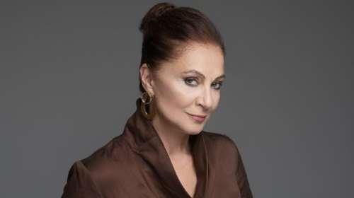 Η Φιλαρέτη Κομνηνού φωτογραφίζει τη νεογέννητη εγγονή της στην αγκαλιά του Γιώργου Παπαγεωργίου