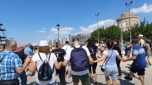 Μίκης Θεοδωράκης: Δεκάδες τουρίστες χόρεψαν τον &quot;Ζορμπά&quot; μπροστά στον Λευκό Πύργο [βίντεο]