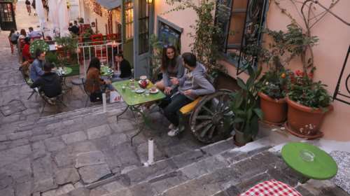 Κορονοϊός - Ανατροπή: Στα 27 έτη ο μέσος όρος ηλικίας των νέων κρουσμάτων - Έπεσε 5 χρόνια σε μια εβδομάδα