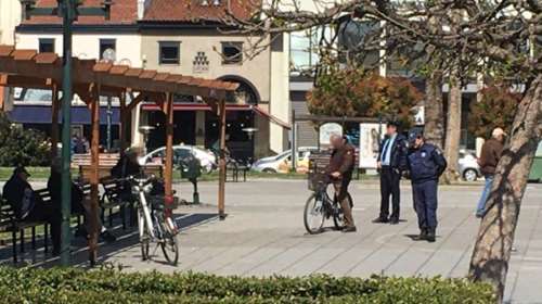 Στα Τρίκαλα αστυνομία στις πλατείες, &quot;διώχνει&quot; νέους και παππούδες