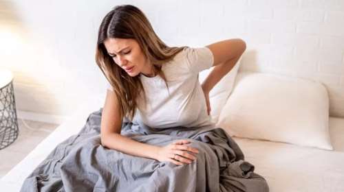 Ορθοπεδικός αποκαλύπτει: Οι 3 απλές ασκήσεις που μειώνουν τον πόνο στη μέση στο σπίτι