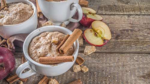 Η πιο εύκολη μηλόπιτα σε κούπα - το τέλειο φθινοπωρινό γλυκό έτοιμο σε μόλις 5 λεπτά