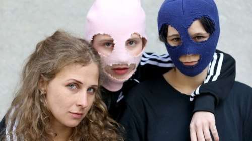 Nέο τραγούδι των Pussy Riot: &quot;Μαμά, μην βλέπεις τηλεόραση&quot; - Ζητούν να λογοδοτήσει ο Πούτιν για τα &quot;εγκλήματα πολέμου&quot; στην Ουκρανία