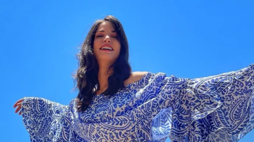 Η Κατερίνα Γερονικολού πιο σέξι από ποτέ: Με εφαρμοστό κοντό φόρεμα στον κήπο του σπιτιού της