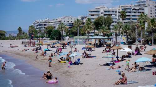 Κυριακή δίπλα στο κύμα: Ξεχύθηκαν στις παραλίες οι Αθηναίοι - Ποιες προτιμούν [εικόνες]
