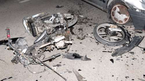 Τροχαίο στο Αιγάλεω: Αυτοκίνητο διέλυσε μηχανάκι - Σοκαριστικές εικόνες