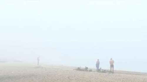 Πέπλο ομίχλης και αφρικανική σκόνη σκεπάζει την Αθήνα: &quot;Αγγελοπουλικό σκηνικό&quot; για τους κολυμβητές που πήγαν στην παραλία