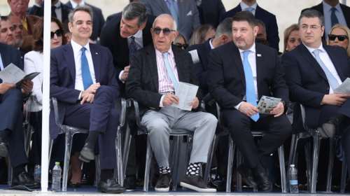 Η άλλα αντ άλλων εμφάνιση του Νικήτα Κακλαμάνη στην παρέλαση της 25ης Μαρτίου και το αιχμηρό σχόλιο της Καθημερινής