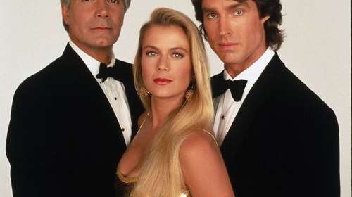 Τόλμη και γοητεία: Οι πρωταγωνιστές της θρυλικής σειράς ποζάρουν μαζί 33 χρόνια μετά [Εικόνες]