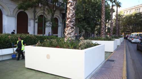 Η επόμενη ημέρα στο κέντρο της Αθήνας: Οι ζαρντινιέρες καθαρίστηκαν, οι τοίχοι παραμένουν με συνθήματα [εικόνες]
