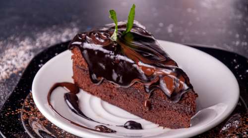 Ακης Πετρετζίκης: Συνταγή για σοκολατένιο κέικ με μόνο 3 υλικά - Το ιδανικό γλυκό για τον καφέ