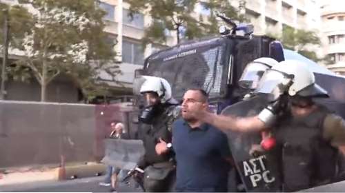 Τα βίντεο που προκάλεσαν την οργή του Θεοδωρικάκου - Αστυνομικός ρίχνει μπουνιά σε διαδηλωτή που έχει συλληφθεί